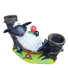 Schaf Molly in Hängematte