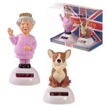 Queen Elizabeth II. mit Corgi als Wackelfiguren