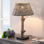 Stilvolle Tischleuchte mit Schirm und Charme aus Weide, grau gekalkt, Nachttischlampe