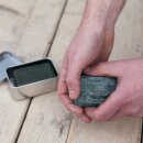 Tuinzeep met voedende plantenoliën en puimsteen in een zilverkleurig metalen blik